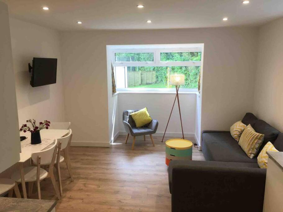 Bright And Spacious Annex Near With Private Garden *